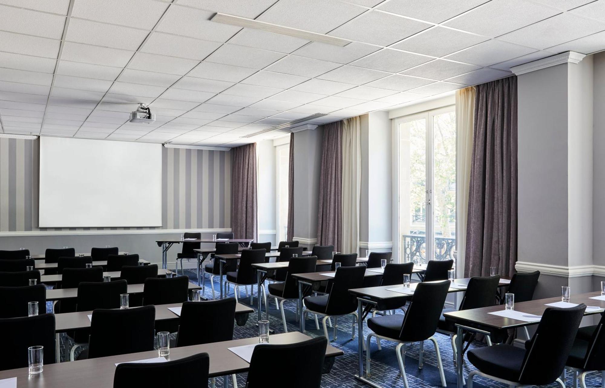 Crowne Plaza - Republique By Ihg 4*