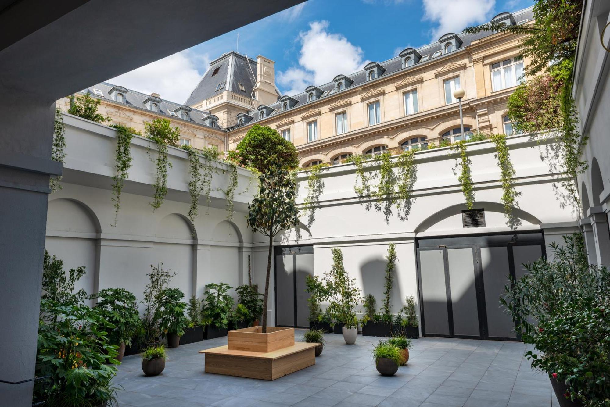Crowne Plaza Republique By Ihg 4*