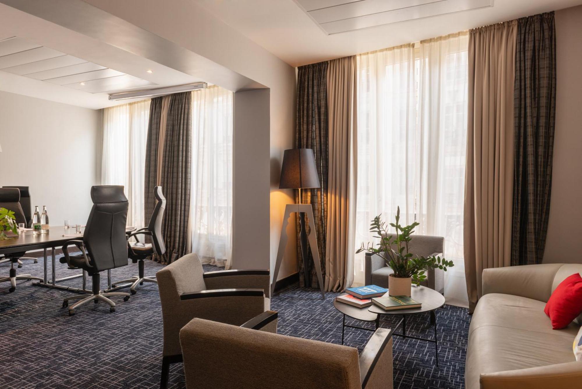 Crowne Plaza - Republique By Ihg 4*