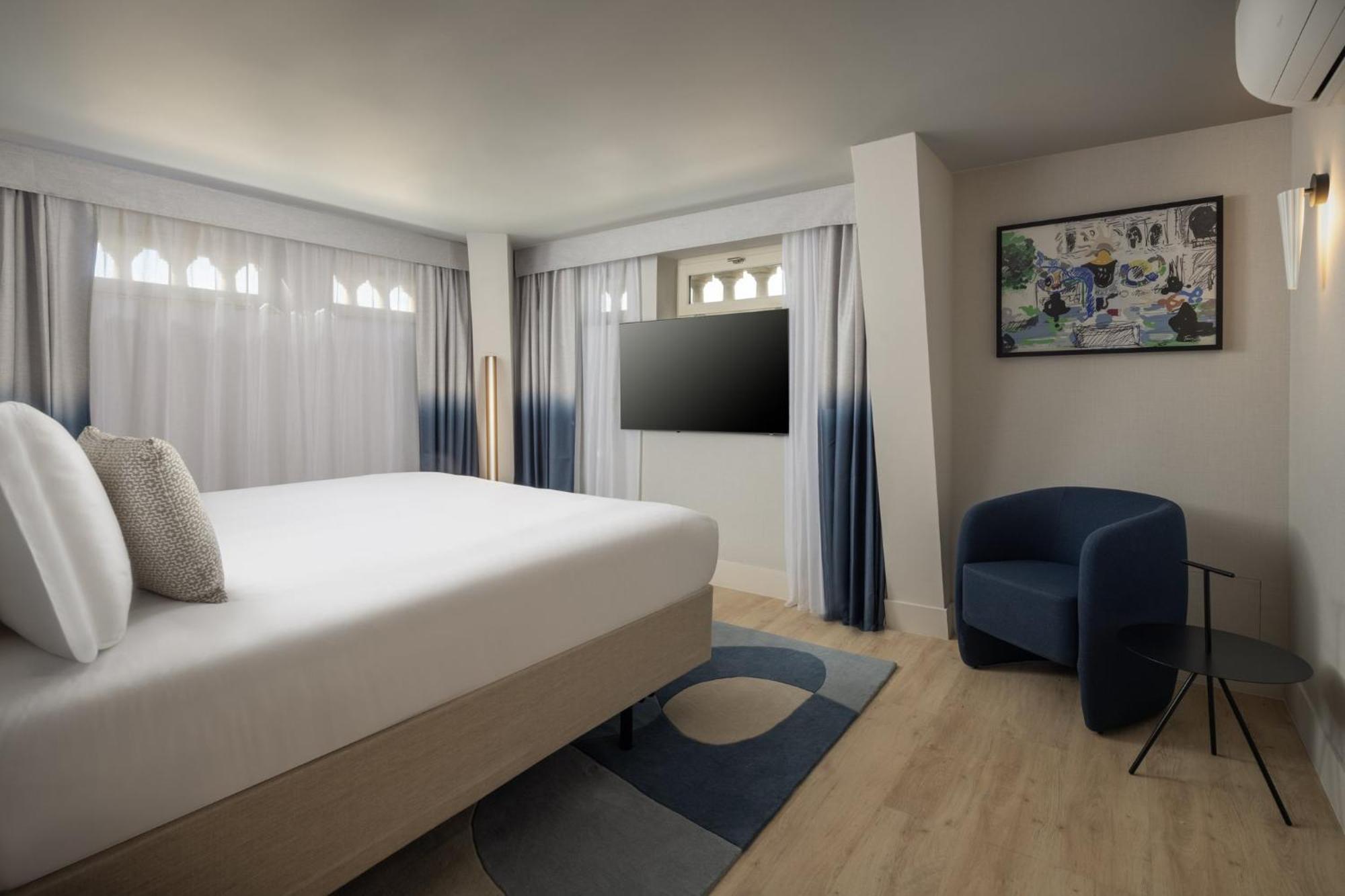 Crowne Plaza - Republique By Ihg 4*
